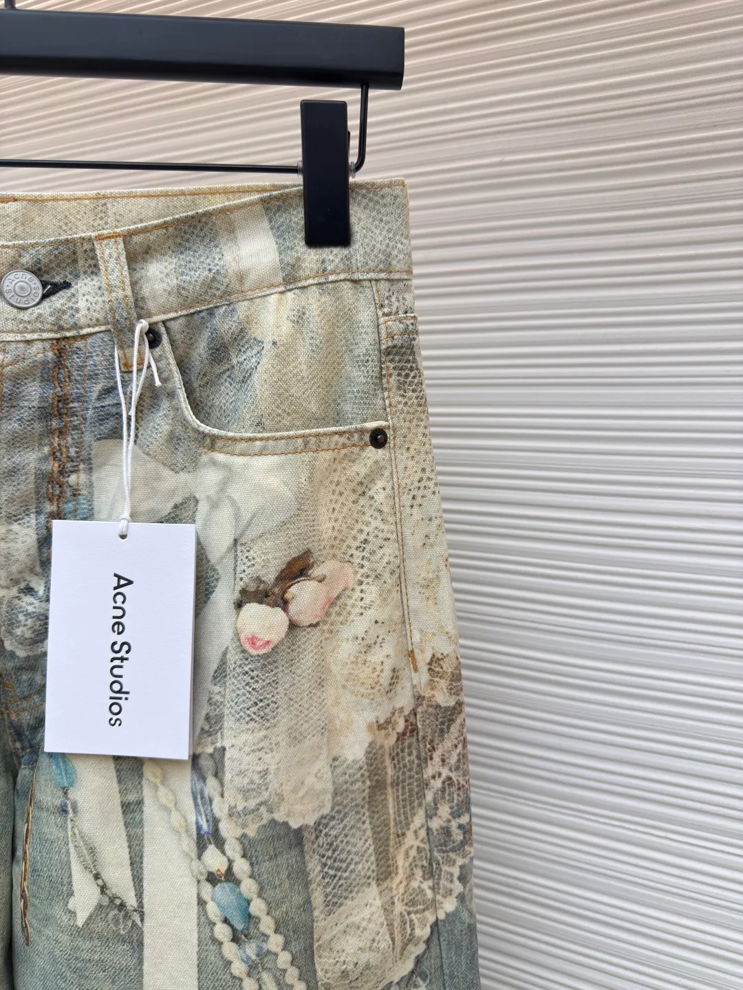 Acne Studios 25SS lace jeans ●Authentic product: purchased and developed for 7999 ●Item number: 1680160-A75 ●Fabric: lace ●Technology: washed production ●Version: loose fit ●Weight: about 575 grams ●Size: 42-44-46-48-50-52 ●Description: Customized high-weight organic cotton twill (14oz) is specially developed for ACNE. It is blended with long-staple cotton + 2% elastic fiber to ensure a crisp feel and moderate extensibility, suitable for loose tailoring. The fabric is first pre-shrunk to prevent deformation, and then washed with cellulase to soften the fibers to improve skin-friendliness while retaining the unique rough texture of twill.  Cellulase is used to bio-polish cotton fibers to break down surface hairiness, making the fabric feel super soft and waxy while retaining the natural breathability of cotton. Compared with traditional stone washing, this process is more environmentally friendly and reduces physical damage to fibers. The overall wiring is straight and delicate, the fabric is comfortable and soft, and the color is consistent without color difference. It can be matched with the same style to create a fashionable look and control various occasions. Customized accessories, complete with three standards, same style for men and women!